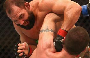 Imagens das lutas e bastidores do UFC 185, em Dallas - Johny Hendricks (bermuda verde) venceu Matt Brown por deciso unnime