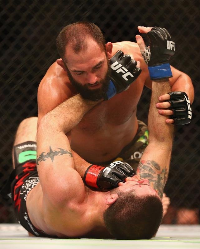 Imagens das lutas e bastidores do UFC 185, em Dallas - Johny Hendricks (bermuda verde) venceu Matt Brown por deciso unnime