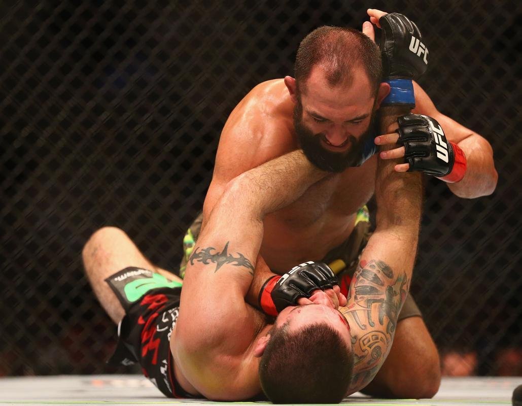 Imagens das lutas e bastidores do UFC 185, em Dallas - Johny Hendricks (bermuda verde) venceu Matt Brown por deciso unnime