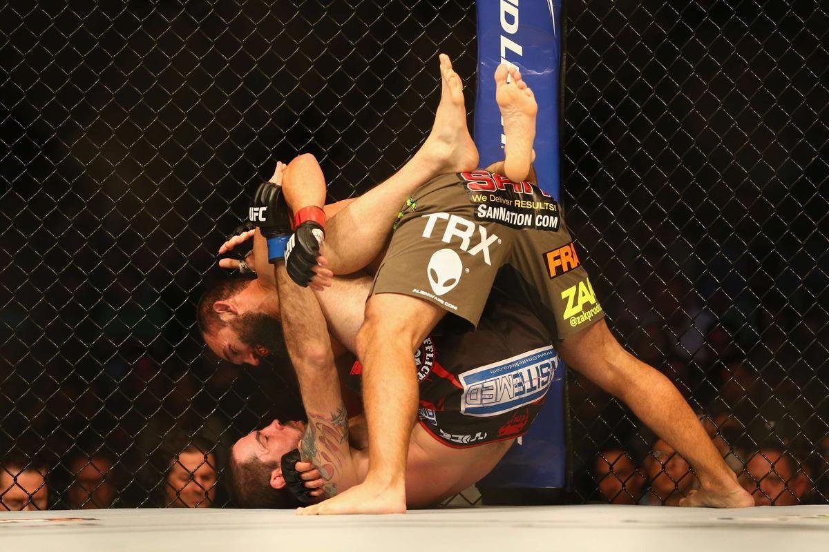 Imagens das lutas e bastidores do UFC 185, em Dallas - Johny Hendricks (bermuda verde) venceu Matt Brown por deciso unnime