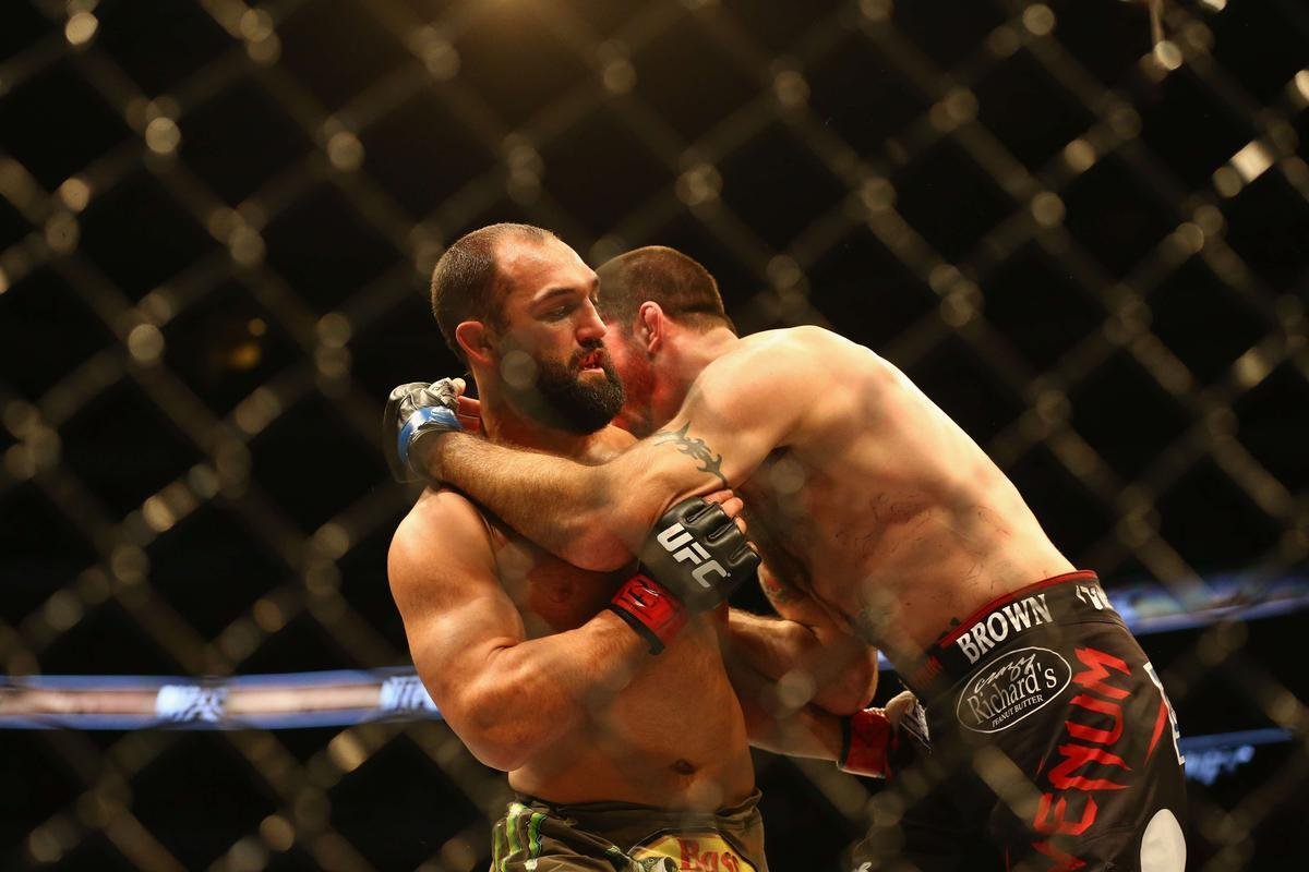 Imagens das lutas e bastidores do UFC 185, em Dallas - Johny Hendricks (bermuda verde) venceu Matt Brown por deciso unnime