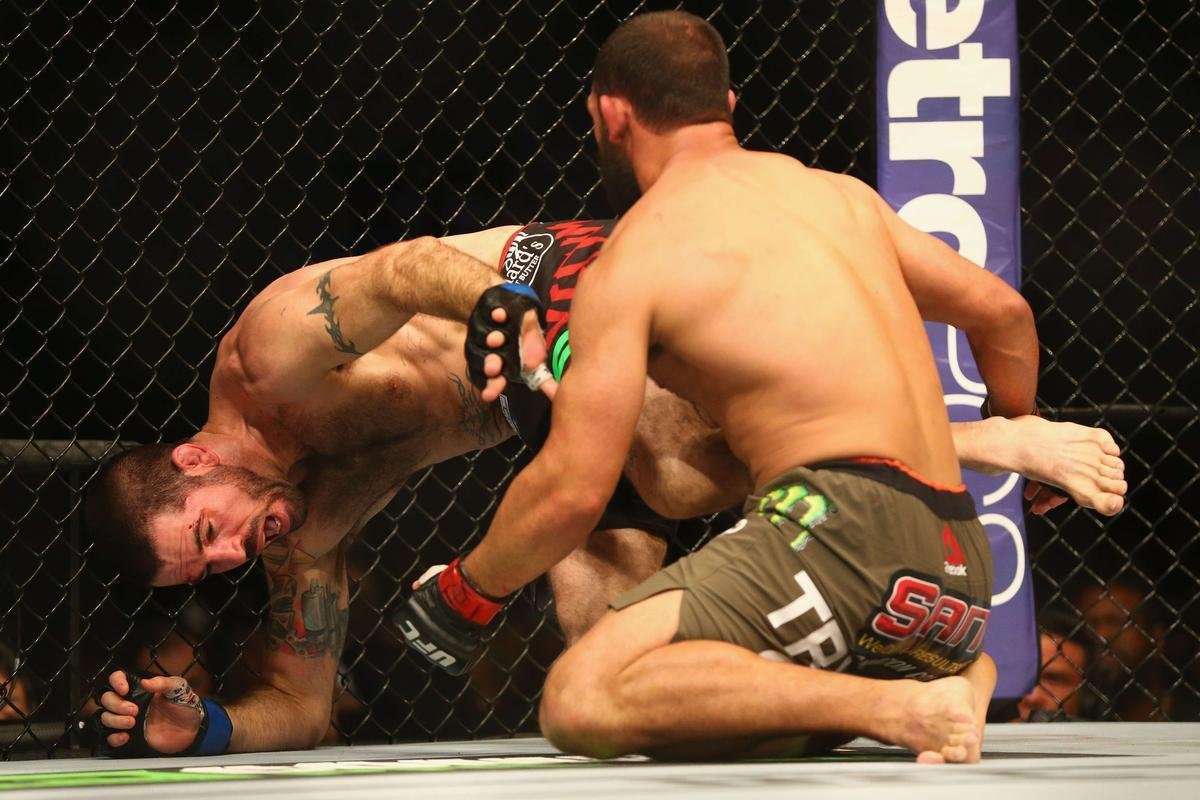 Imagens das lutas e bastidores do UFC 185, em Dallas - Johny Hendricks (bermuda verde) venceu Matt Brown por deciso unnime