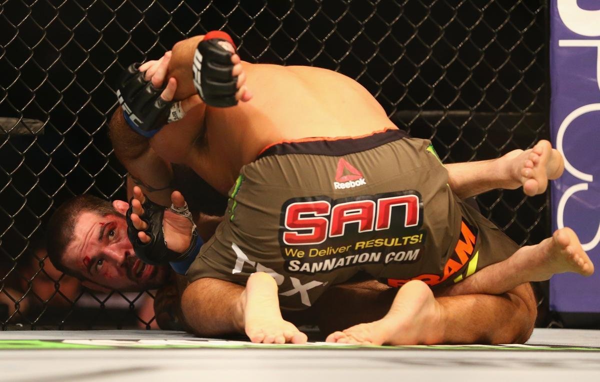 Imagens das lutas e bastidores do UFC 185, em Dallas - Johny Hendricks (bermuda verde) venceu Matt Brown por deciso unnime