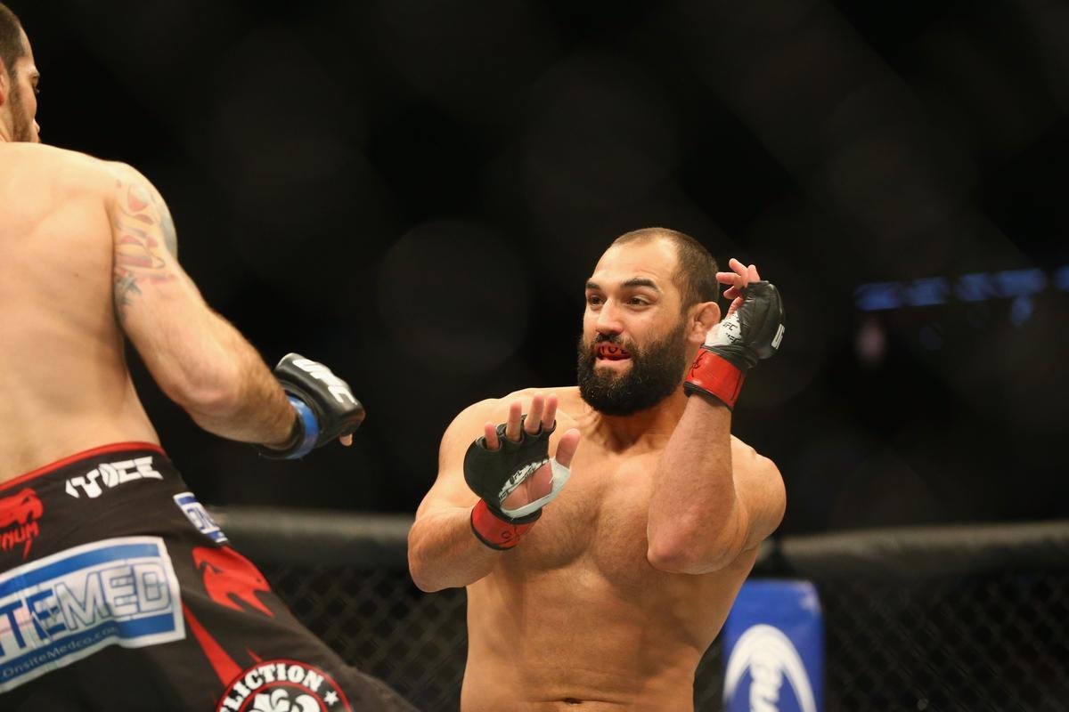 Imagens das lutas e bastidores do UFC 185, em Dallas - Johny Hendricks (bermuda verde) venceu Matt Brown por deciso unnime