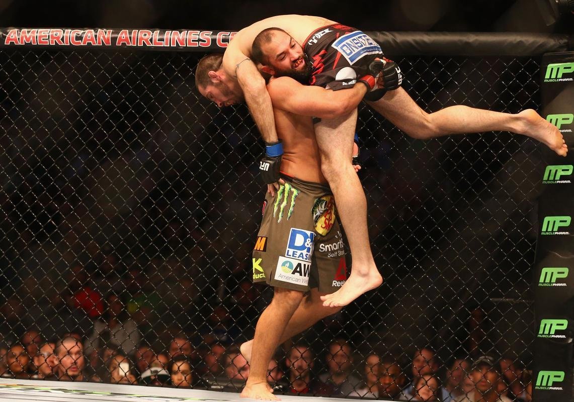 Imagens das lutas e bastidores do UFC 185, em Dallas - Johny Hendricks (bermuda verde) venceu Matt Brown por deciso unnime
