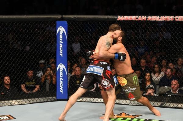 Imagens das lutas e bastidores do UFC 185, em Dallas - Johny Hendricks (bermuda verde) venceu Matt Brown por deciso unnime