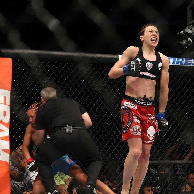 Imagens das lutas e bastidores do UFC 185, em Dallas - Joanna Jedrzejczyk (blusa preta) venceu Carla Esparza por nocaute tcnico no segundo round e conquistou o cinturo peso palha feminino