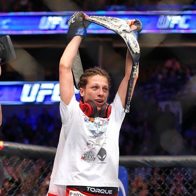 Imagens das lutas e bastidores do UFC 185, em Dallas - Joanna Jedrzejczyk (blusa preta) venceu Carla Esparza por nocaute tcnico no segundo round e conquistou o cinturo peso palha feminino