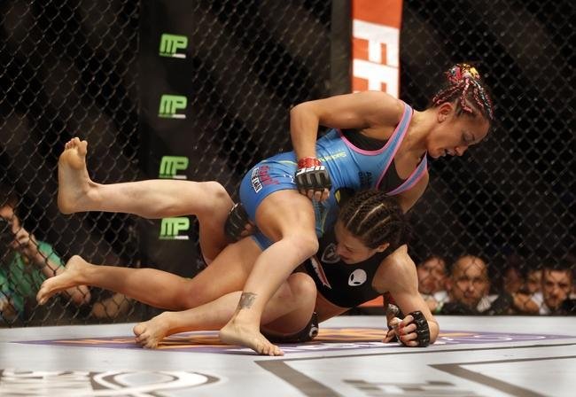 Imagens das lutas e bastidores do UFC 185, em Dallas - Joanna Jedrzejczyk (blusa preta) venceu Carla Esparza por nocaute tcnico no segundo round e conquistou o cinturo peso palha feminino