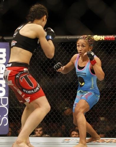 Imagens das lutas e bastidores do UFC 185, em Dallas - Joanna Jedrzejczyk (blusa preta) venceu Carla Esparza por nocaute tcnico no segundo round e conquistou o cinturo peso palha feminino