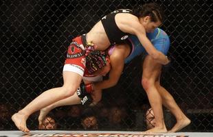 Imagens das lutas e bastidores do UFC 185, em Dallas - Joanna Jedrzejczyk (blusa preta) venceu Carla Esparza por nocaute tcnico no segundo round e conquistou o cinturo peso palha feminino