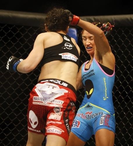 Imagens das lutas e bastidores do UFC 185, em Dallas - Joanna Jedrzejczyk (blusa preta) venceu Carla Esparza por nocaute tcnico no segundo round e conquistou o cinturo peso palha feminino