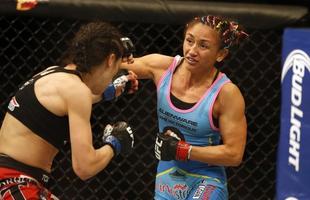 Imagens das lutas e bastidores do UFC 185, em Dallas - Joanna Jedrzejczyk (blusa preta) venceu Carla Esparza por nocaute tcnico no segundo round e conquistou o cinturo peso palha feminino