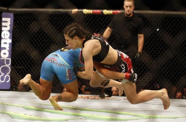 Imagens das lutas e bastidores do UFC 185, em Dallas - Joanna Jedrzejczyk (blusa preta) venceu Carla Esparza por nocaute tcnico no segundo round e conquistou o cinturo peso palha feminino