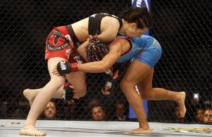 Imagens das lutas e bastidores do UFC 185, em Dallas - Joanna Jedrzejczyk (blusa preta) venceu Carla Esparza por nocaute tcnico no segundo round e conquistou o cinturo peso palha feminino