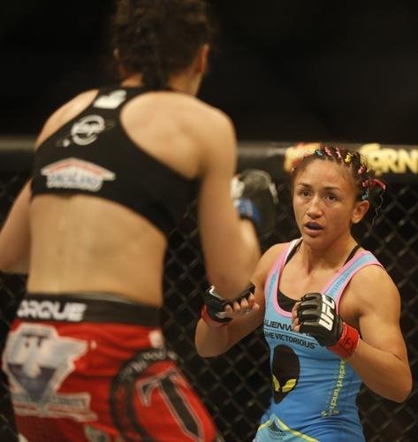 Imagens das lutas e bastidores do UFC 185, em Dallas - Joanna Jedrzejczyk (blusa preta) venceu Carla Esparza por nocaute tcnico no segundo round e conquistou o cinturo peso palha feminino