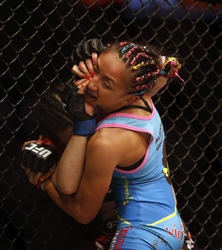 Imagens das lutas e bastidores do UFC 185, em Dallas - Joanna Jedrzejczyk (blusa preta) venceu Carla Esparza por nocaute tcnico no segundo round e conquistou o cinturo peso palha feminino
