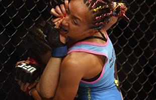 Imagens das lutas e bastidores do UFC 185, em Dallas - Joanna Jedrzejczyk (blusa preta) venceu Carla Esparza por nocaute tcnico no segundo round e conquistou o cinturo peso palha feminino