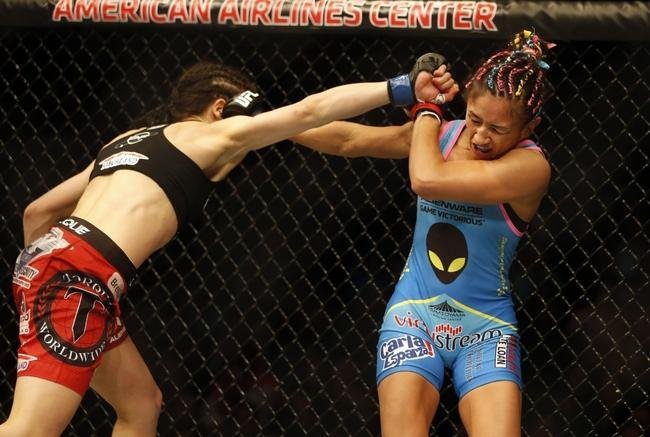 Imagens das lutas e bastidores do UFC 185, em Dallas - Joanna Jedrzejczyk (blusa preta) venceu Carla Esparza por nocaute tcnico no segundo round e conquistou o cinturo peso palha feminino