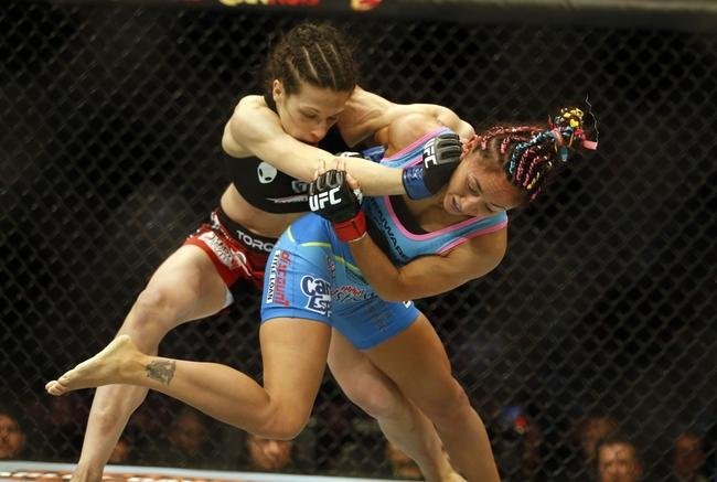 Imagens das lutas e bastidores do UFC 185, em Dallas - Joanna Jedrzejczyk (blusa preta) venceu Carla Esparza por nocaute tcnico no segundo round e conquistou o cinturo peso palha feminino