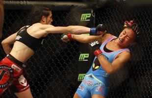 Imagens das lutas e bastidores do UFC 185, em Dallas - Joanna Jedrzejczyk (blusa preta) venceu Carla Esparza por nocaute tcnico no segundo round e conquistou o cinturo peso palha feminino