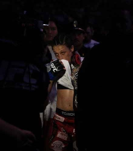 Imagens das lutas e bastidores do UFC 185, em Dallas - Joanna Jedrzejczyk (blusa preta) venceu Carla Esparza por nocaute tcnico no segundo round e conquistou o cinturo peso palha feminino