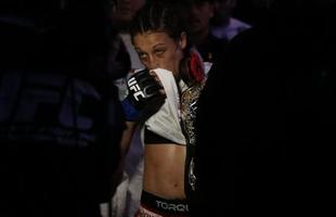 Imagens das lutas e bastidores do UFC 185, em Dallas - Joanna Jedrzejczyk (blusa preta) venceu Carla Esparza por nocaute tcnico no segundo round e conquistou o cinturo peso palha feminino