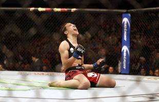 Imagens das lutas e bastidores do UFC 185, em Dallas - Joanna Jedrzejczyk (blusa preta) venceu Carla Esparza por nocaute tcnico no segundo round e conquistou o cinturo peso palha feminino