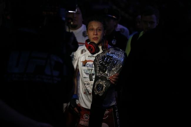 Imagens das lutas e bastidores do UFC 185, em Dallas - Joanna Jedrzejczyk (blusa preta) venceu Carla Esparza por nocaute tcnico no segundo round e conquistou o cinturo peso palha feminino