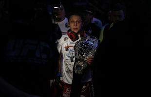 Imagens das lutas e bastidores do UFC 185, em Dallas - Joanna Jedrzejczyk (blusa preta) venceu Carla Esparza por nocaute tcnico no segundo round e conquistou o cinturo peso palha feminino