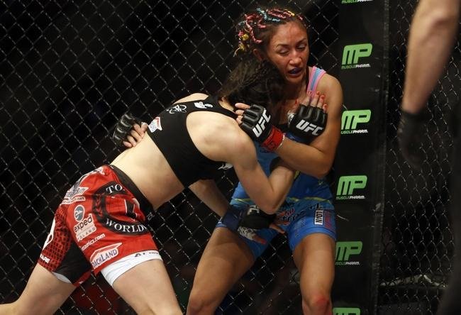 Imagens das lutas e bastidores do UFC 185, em Dallas - Joanna Jedrzejczyk (blusa preta) venceu Carla Esparza por nocaute tcnico no segundo round e conquistou o cinturo peso palha feminino