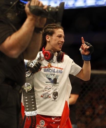 Imagens das lutas e bastidores do UFC 185, em Dallas - Joanna Jedrzejczyk (blusa preta) venceu Carla Esparza por nocaute tcnico no segundo round e conquistou o cinturo peso palha feminino