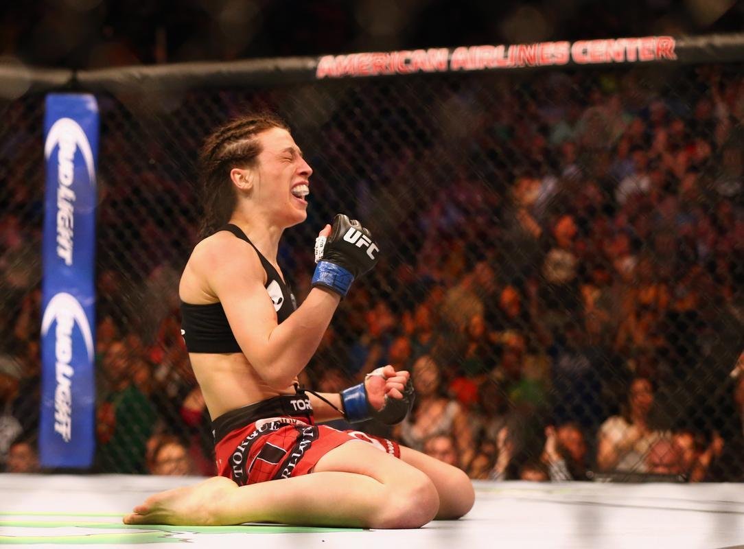 Imagens das lutas e bastidores do UFC 185, em Dallas - Joanna Jedrzejczyk (blusa preta) venceu Carla Esparza por nocaute tcnico no segundo round e conquistou o cinturo peso palha feminino