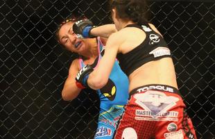 Imagens das lutas e bastidores do UFC 185, em Dallas - Joanna Jedrzejczyk (blusa preta) venceu Carla Esparza por nocaute tcnico no segundo round e conquistou o cinturo peso palha feminino