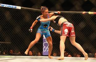 Imagens das lutas e bastidores do UFC 185, em Dallas - Joanna Jedrzejczyk (blusa preta) venceu Carla Esparza por nocaute tcnico no segundo round e conquistou o cinturo peso palha feminino