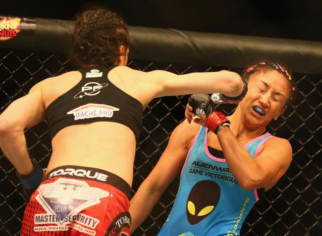 Imagens das lutas e bastidores do UFC 185, em Dallas - Joanna Jedrzejczyk (blusa preta) venceu Carla Esparza por nocaute tcnico no segundo round e conquistou o cinturo peso palha feminino