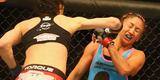 Imagens das lutas e bastidores do UFC 185, em Dallas - Joanna Jedrzejczyk (blusa preta) venceu Carla Esparza por nocaute tcnico no segundo round e conquistou o cinturo peso palha feminino