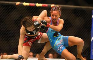 Imagens das lutas e bastidores do UFC 185, em Dallas - Joanna Jedrzejczyk (blusa preta) venceu Carla Esparza por nocaute tcnico no segundo round e conquistou o cinturo peso palha feminino