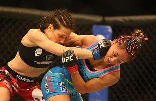 Imagens das lutas e bastidores do UFC 185, em Dallas - Joanna Jedrzejczyk (blusa preta) venceu Carla Esparza por nocaute tcnico no segundo round e conquistou o cinturo peso palha feminino