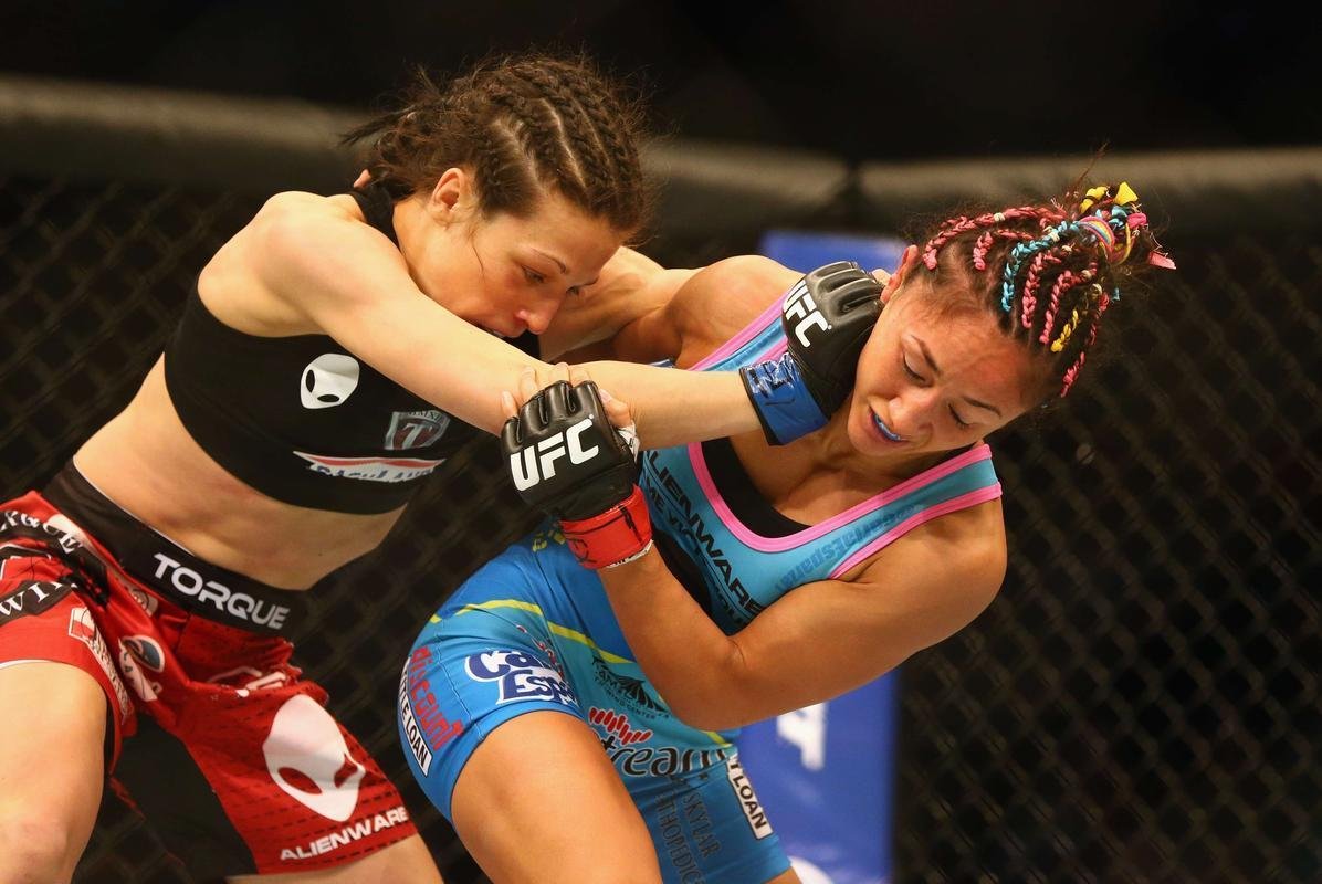Imagens das lutas e bastidores do UFC 185, em Dallas - Joanna Jedrzejczyk (blusa preta) venceu Carla Esparza por nocaute tcnico no segundo round e conquistou o cinturo peso palha feminino