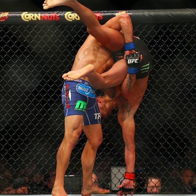 Imagens das lutas e bastidores do UFC 185, em Dallas - Rafael dos Anjos (bermuda azul) venceu Anthony Pettis por deciso unnime e conquistou o cinturo dos leves