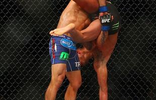 Imagens das lutas e bastidores do UFC 185, em Dallas - Rafael dos Anjos (bermuda azul) venceu Anthony Pettis por deciso unnime e conquistou o cinturo dos leves