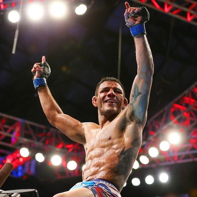 Imagens das lutas e bastidores do UFC 185, em Dallas - Rafael dos Anjos (bermuda azul) venceu Anthony Pettis por deciso unnime e conquistou o cinturo dos leves