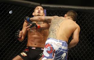 Imagens das lutas e bastidores do UFC 185, em Dallas - Rafael dos Anjos (bermuda azul) venceu Anthony Pettis por deciso unnime e conquistou o cinturo dos leves