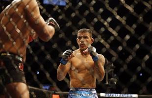 Imagens das lutas e bastidores do UFC 185, em Dallas - Rafael dos Anjos (bermuda azul) venceu Anthony Pettis por deciso unnime e conquistou o cinturo dos leves