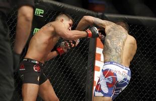 Imagens das lutas e bastidores do UFC 185, em Dallas - Rafael dos Anjos (bermuda azul) venceu Anthony Pettis por deciso unnime e conquistou o cinturo dos leves