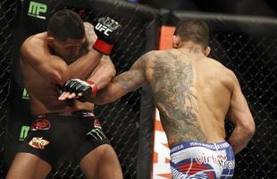 Imagens das lutas e bastidores do UFC 185, em Dallas - Rafael dos Anjos (bermuda azul) venceu Anthony Pettis por deciso unnime e conquistou o cinturo dos leves