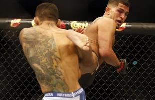 Imagens das lutas e bastidores do UFC 185, em Dallas - Rafael dos Anjos (bermuda azul) venceu Anthony Pettis por deciso unnime e conquistou o cinturo dos leves