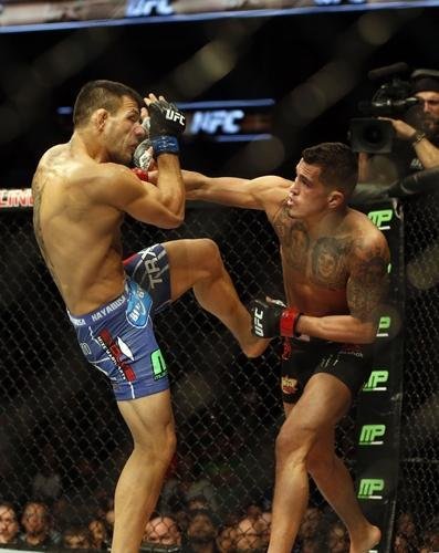 Imagens das lutas e bastidores do UFC 185, em Dallas - Rafael dos Anjos (bermuda azul) venceu Anthony Pettis por deciso unnime e conquistou o cinturo dos leves