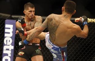 Imagens das lutas e bastidores do UFC 185, em Dallas - Rafael dos Anjos (bermuda azul) venceu Anthony Pettis por deciso unnime e conquistou o cinturo dos leves